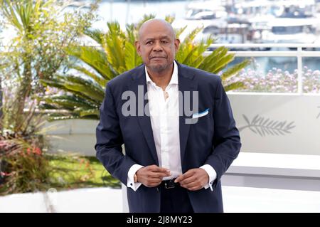 Cannes, Frankreich. 17.. Mai 2022. Forest Whitaker nimmt an einer Fotozelle Teil, als er am 17. Mai 2022 im Palais des Festivals in Cannes, Frankreich, die Ehrepalme d'Or während des jährlichen Filmfestivals von Cannes 75. erhält. Quelle: Geisler-Fotopress GmbH/Alamy Live News Stockfoto