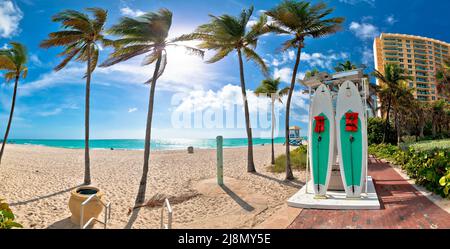 Türkisfarbener Palmenstrand und Uferpromenade in Hollywood Panoramablick, Florida, Vereinigte Staaten von Amerika Stockfoto
