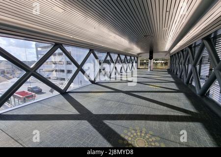 April 1 2022, Miami, Florida, USA - Miami International Airport architecture Design view. MIA. Der Flughafen von Miami ist ein vielbeschäftigter Knotenpunkt in Florida, United Sta Stockfoto