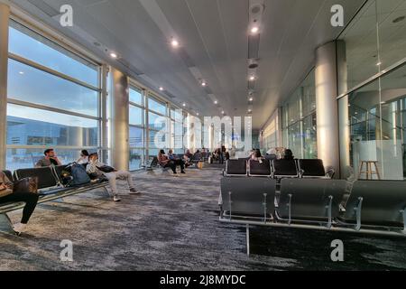 April 1 2022, Miami, Florida, USA - Blick auf den Wartebereich des internationalen Flughafens von Miami. MIA. Der Flughafen Miami ist ein vielbeschäftigter Verkehrsknotenpunkt in Florida, USA Stockfoto