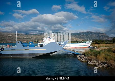 Puerto Ibanez, Chile - März 2020: Zwei Fähren namens Chelenco und Pilchero, die am schiffbaren Gletschersee Lago General Carrera in Chile festgemacht sind Stockfoto