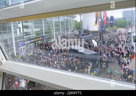 Hamburg, Deutschland. 17.. Mai 2022. Zahlreiche Besucher stehen vor dem Haupteingang der Messe und warten auf ihr Ticket oder ihren Eintritt. Das OMR Digital Festival in Hamburg startete am Dienstag mit großen Menschenmengen und langen Schlangen an den Eingängen. Quelle: Jonas Walzberg/dpa/Alamy Live News Stockfoto