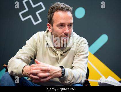 Hamburg, Deutschland. 17.. Mai 2022. OMR-CEO Philipp Westermeyer bei einem Interview. Das OMR Digital Festival in Hamburg startete am Dienstag mit großen Menschenmengen und langen Schlangen an den Eingängen. Quelle: Jonas Walzberg/dpa/Alamy Live News Stockfoto