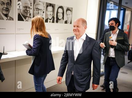 Berlin, Deutschland. 17.. Mai 2022. Bundeskanzler Olaf Scholz (SPD) kommt zur Fraktionssitzung seiner Partei. Quelle: Kay Nietfeld/dpa/Alamy Live News Stockfoto