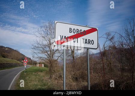 Straßenschild Ortsende Borgo Val di Taro, Provinz Parma, Italien. Straßenschild, das den Ortsausstieg anzeigt, mit einem roten Streifen durchgestrichen Stockfoto