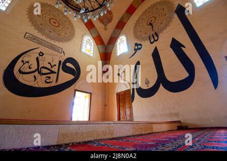 Islamisches Hintergrundbild. Kalligraphien Allahs und die einen Texte an der Wand in der alten Edirne Moschee. Edirne Türkei - 10.25.2021 Stockfoto