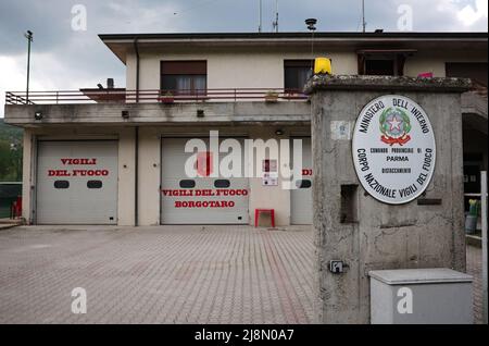 Borgo Val di Taro, Italien - Mai 2022: Emblem der nationalen Feuerwehr der Republik Italien in der Provinz Parma am Eingang der Feuerwache Stockfoto