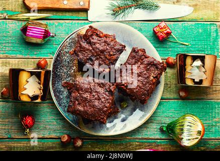 Panforte, leckerer Weihnachtskuchen aus getrockneten Früchten und Nüssen. Panforte ist ein italienischer Weihnachtskuchen.Brownie Stockfoto