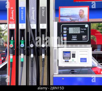 Manchester, Großbritannien, 17.. Mai 2022. Eine Tesco-Tankstelle in Manchester, Großbritannien. Der RAC sagte am 16.. Mai 2022, dass der Durchschnittspreis für einen Liter Diesel mit 180,29p auf ein neues Rekordhoch gestoßen ist. Die Benzinpreise liegen ebenfalls nahe am Allzeithoch von 167,30p, das im März 2022 getroffen wurde. Der RAC hat vorgeschlagen, dass das Vereinigte Königreich die Mehrwertsteuer auf Kraftstoff reduziert. Am 18.. Mai werden die britischen Inflationszahlen im April veröffentlicht, wobei einige Ökonomen prognostizieren, dass sie 9 % erreichen werden. Quelle: Terry Waller/Alamy Live News Stockfoto