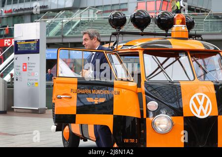 München, Deutschland. 17.. Mai 2022. Der bayerische Ministerpräsident Markus Söder (CSU) wird zum 30.-jährigen Jubiläum des Flughafens in einem historischen Vorfeldfahrzeug zum Münchner Airport Center am Münchner Flughafen Franz Josef Strauß gefahren. Quelle: Karl-Josef Hildenbrand/dpa/Alamy Live News Stockfoto