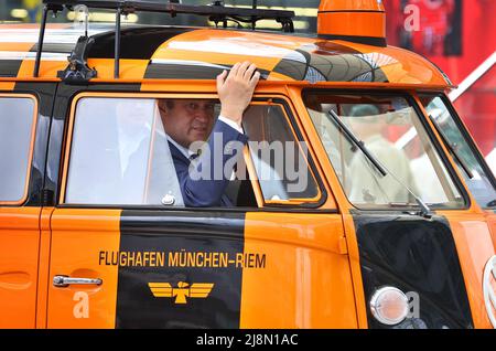 München, Deutschland. 17.. Mai 2022. Der bayerische Ministerpräsident Markus Söder (CSU) wird zum 30.-jährigen Jubiläum des Flughafens in einem historischen Vorfeldfahrzeug zum Münchner Airport Center am Münchner Flughafen Franz Josef Strauß gefahren. Quelle: Karl-Josef Hildenbrand/dpa/Alamy Live News Stockfoto