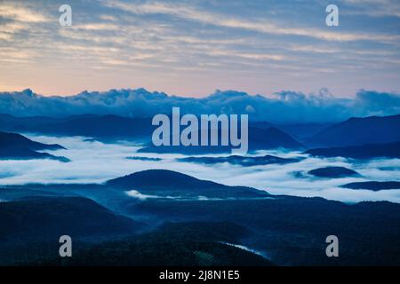 Akadake Ginsendai Berge bei Sonnenaufgang, Daisetsuzan Nationalpark, Kamikawa, Hokkaidō, Japan Stockfoto