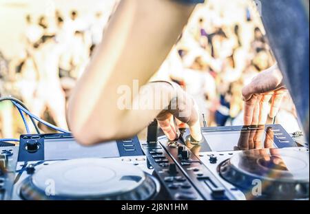 Nahaufnahme von dj spielt Elektro-Sound auf modernen cd-usb-Player bei Sommer Beach Party - Musikfestival und Entertainment-Konzept - unfokussierten Hintergrund Stockfoto