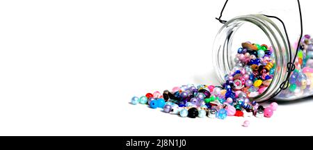 Perlen in Glasgefäßen für die Herstellung von Kunst Hobbies Schmuck auf einem weißen Hintergrund Kopie Raum Stockfoto