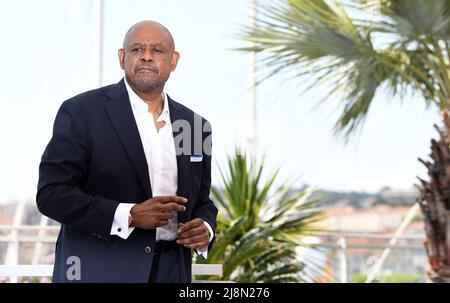 Cannes, Frankreich. 17.. Mai 2022. Der amerikanische Schauspieler Forest Whitaker nimmt als Träger einer Ehrenpalme d'Or im Palais des Festivals bei den Filmfestspielen von Cannes 75., Frankreich, an einem Fotogespräch Teil. Kredit: UPI/Alamy Live Nachrichten Stockfoto