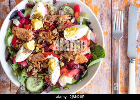 Makrelenfisch aus der Dose oder aus der Dose wird mit einem frischen Salat serviert. Der fetthaltige Fisch ist eine gute gesunde Mahlzeit Option, die reich an Omega-3-Fettsäuren ist Stockfoto