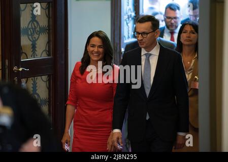 Warschau, Warschau, Polen. 17.. Mai 2022. Der polnische Premierminister MATEUSZ MORAWIECKI (R) begrüßt die ungarische Präsidentin KATALIN NOVAK (L) im Kanzleramt während des Besuchs von Frau Novak in Polen am 17. Mai 2022 in Warschau, Polen. (Bild: © Aleksander Kalka/ZUMA Press Wire) Stockfoto
