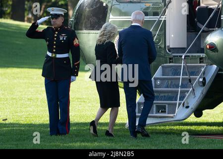 Der US-Präsident Joe Biden und die First Lady Dr. Jill Biden verlassen am 17. Mai 2022 das Weiße Haus in Washington, DC. New York, um sich mit Familien von Opfern, Strafverfolgungsbehörden und Ersthelfern sowie Gemeindeführern nach den jüngsten Schüssen im Tops-Supermarkt zu treffen. Quelle: Chris Kleponis/Pool via CNP /MediaPunch Stockfoto