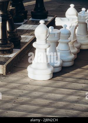 Detail gigantisches Schach im Freien an einem sonnigen Tag. Stadtleben. Unterhaltung Stockfoto