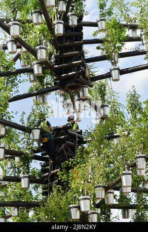 Buckingham Palace, London, Großbritannien. 17. Mai 2022. Der Thomas Heatherwick Tree of Trees wird vor dem Buckingham Palace anlässlich des Platin-Jubiläums der Königin errichtet. Die Skulptur wurde aus 350 Arten von Bäumen in Großbritannien hergestellt. Kredit: Matthew Chattle/Alamy Live Nachrichten Stockfoto