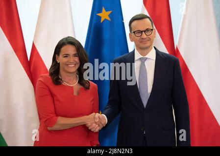 Warschau, Warschau, Polen. 17.. Mai 2022. Der polnische Premierminister MATEUSZ MORAWIECKI (R) und der ungarische Präsident KATALIN NOVAK (L) schütteln sich während des Besuchs von Frau Novak in Polen am 17. Mai 2022 in Warschau, Polen, die Hände vor der Kanzlerverwaltung des Premierministers. (Bild: © Aleksander Kalka/ZUMA Press Wire) Stockfoto
