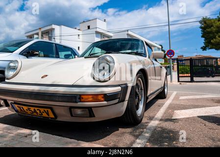 Nahaufnahme des weißen Vintage-Porsche 911, der auf der Straße in der Stadt gegen den Himmel geparkt ist Stockfoto