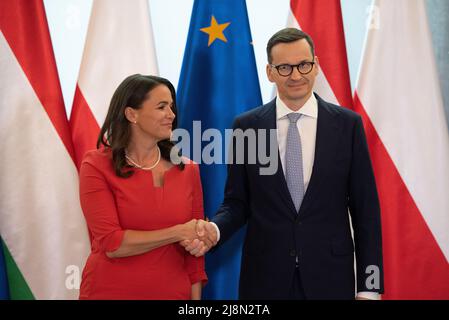 Warschau, Warschau, Polen. 17.. Mai 2022. Der polnische Premierminister MATEUSZ MORAWIECKI (R) und der ungarische Präsident KATALIN NOVAK (L) schütteln sich während des Besuchs von Frau Novak in Polen am 17. Mai 2022 in Warschau, Polen, die Hände vor der Kanzlerverwaltung des Premierministers. (Bild: © Aleksander Kalka/ZUMA Press Wire) Stockfoto