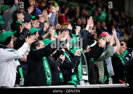 Melbourne, Australien, 17. Mai 2022. Die Fans von Western United jubeln beim Halbfinale Der A-League zwischen Western United und Melbourne Victory am 17. Mai 2022 im AAMI Park in Melbourne, Australien, an. Kredit: Dave Hewison/Speed Media/Alamy Live Nachrichten Stockfoto