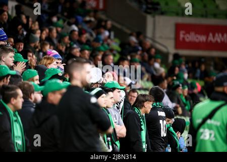 Melbourne, Australien, 17. Mai 2022. Die Fans von Western United jubeln beim Halbfinale Der A-League zwischen Western United und Melbourne Victory am 17. Mai 2022 im AAMI Park in Melbourne, Australien, an. Kredit: Dave Hewison/Speed Media/Alamy Live Nachrichten Stockfoto