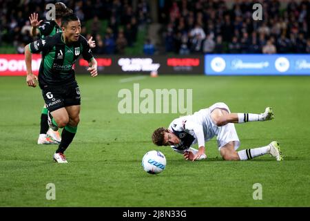 Melbourne, Australien, 17. Mai 2022. Rai of Melbourne der Sieg fällt während des Halbfinalmatches Der A-League zwischen Western United und Melbourne Victory im AAMI Park am 17. Mai 2022 in Melbourne, Australien. Kredit: Dave Hewison/Speed Media/Alamy Live Nachrichten Stockfoto