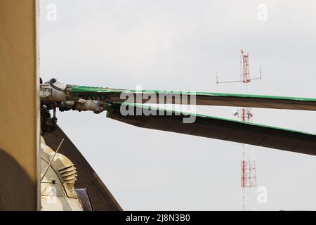 Militär Attack Hubschrauber Close-Up Abstract mit Funkturm Stockfoto