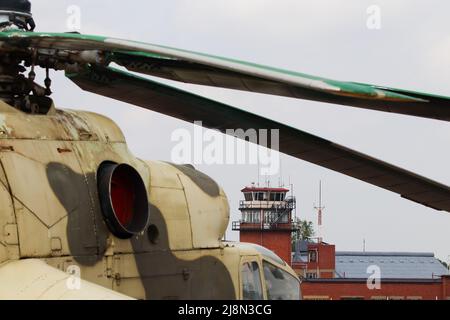 Flugsicherungsturm Mit Russischem Angriffshubschrauber Stockfoto