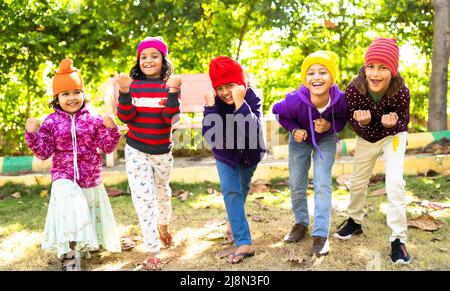 Fröhliche Teenager Mädchen Kinder in Wärme Winter tragen Schreien durch Blick auf die Kamera - Konzept der Kindheit Glück, positive Emotionen und im Freien Stockfoto