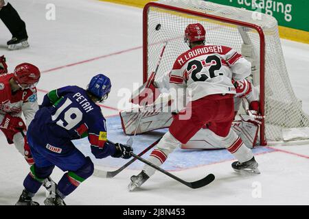 Ice Hall, Helsinki, Finnland, 17. Mai 2022, TOR PETAN Alex (Italien) DAHM Sebastian (Dänemark) während der Weltmeisterschaft - Italien gegen Dänemark - Eishockey Stockfoto