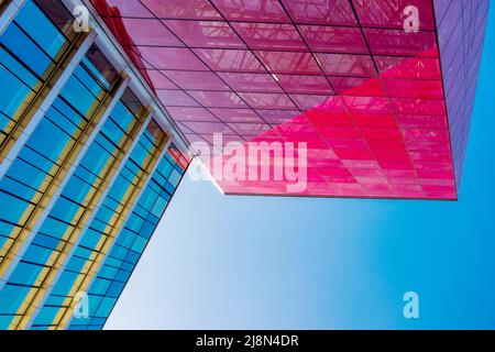 Abstrakter geometrischer Hintergrund. Modernes Glasgebäude. Ansicht von unten. Stockfoto