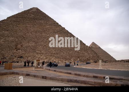 Giza, Ägypten - 31. Dezember 2021: Blick auf die Pyramiden von Khepre von der Pyramide des pharao Cheops, Gizeh-Plateau, Ägypten. UNESCO-Weltkulturerbe Stockfoto