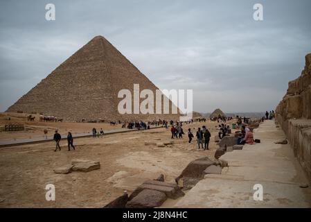 Giza, Ägypten - 31. Dezember 2021: Blick auf die Cheops-Pyramiden von der Pyramide von Khepre, Gizeh-Plateau, Ägypten. UNESCO-Weltkulturerbe Stockfoto