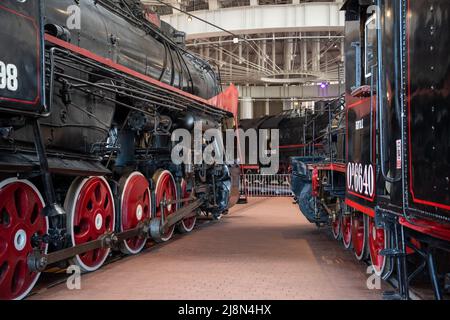 SANKT PETERSBURG, RUSSLAND - 12. JANUAR 2022: Dampflokomotiven im Museum der Russischen Eisenbahn Stockfoto