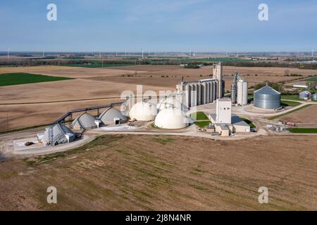 Elkton, Michigan - einer der Getreideaufzüge der Cooperative Elevator Company im „Daumen“ von Michigan. Das Unternehmen ist kooperativ im Besitz von mehr t Stockfoto