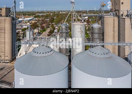 Pigeon, Michigan - einer der Getreideaufzüge der Cooperative Elevator Company im „Daumen“ von Michigan. Das Unternehmen ist kooperativ im Besitz von mehr t Stockfoto