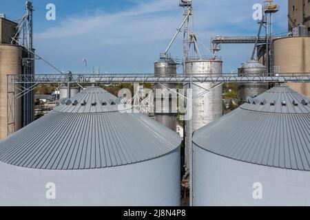 Pigeon, Michigan - einer der Getreideaufzüge der Cooperative Elevator Company im „Daumen“ von Michigan. Das Unternehmen ist kooperativ im Besitz von mehr t Stockfoto