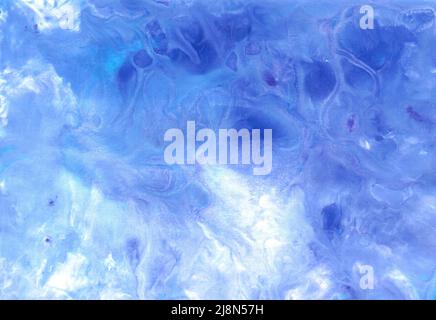 Abstrakt fließende Kunst Hintergrund. Blaue, violette und weiße Farben mischen sich. Schöner, kreativer Druck. Abstrakte Kunst Handfarbe. Originalkunstwerk. Farbe Stockfoto