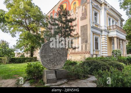 Altstädter Steinkarte vor der Akademie für Musiktanz und bildende Künste in Plovdiv, der Hauptstadt der Provinz Plovdiv im südlichen Zentrum Bulgariens Stockfoto