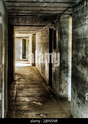 Ein langer Korridor mit vielen Türen führt durch die Kellerebenen des Fort Casey-Landmarke. Stockfoto