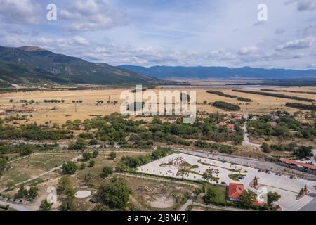 Drohnenansicht des ethnographischen Komplexes Damascena im Dorf Skobelevo im Rose Valley, Bulgarien Stockfoto