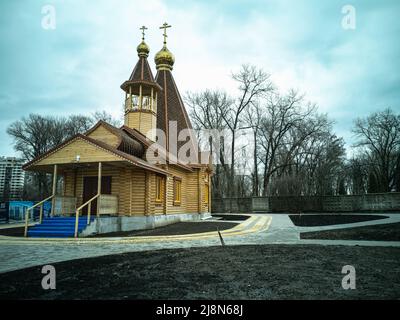 Minsk, Weißrussland - 2022. Mai: Hölzerne orthodoxe Kirche zu Ehren der Ikone der Gottesmutter der drei Hände. Stockfoto