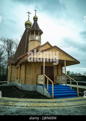 Minsk, Weißrussland - 2022. Mai: Hölzerne orthodoxe Kirche zu Ehren der Ikone der Gottesmutter der drei Hände. Stockfoto