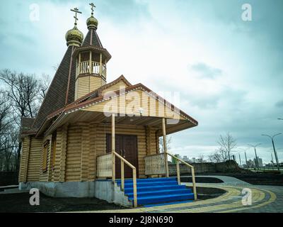 Minsk, Weißrussland - 2022. Mai: Hölzerne orthodoxe Kirche zu Ehren der Ikone der Gottesmutter der drei Hände. Stockfoto