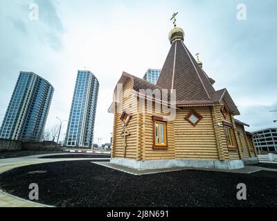 Minsk, Weißrussland - 2022. Mai: Hölzerne orthodoxe Kirche zu Ehren der Ikone der Gottesmutter der drei Hände. Stockfoto