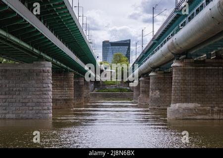 Gdanski-Brücke und Zitadelle-Eisenbahnbrücke über die Weichsel in Warschau, Hauptstadt Polens, Blick auf das Gdanski Business Center I Stockfoto